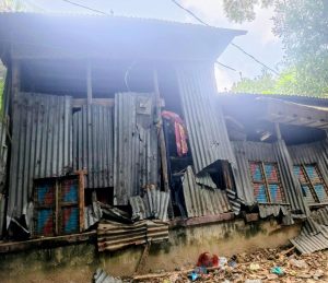 সালথায়   টর্চলাইট  বাড়িঘরে হামলা-ভাঙচুর। 